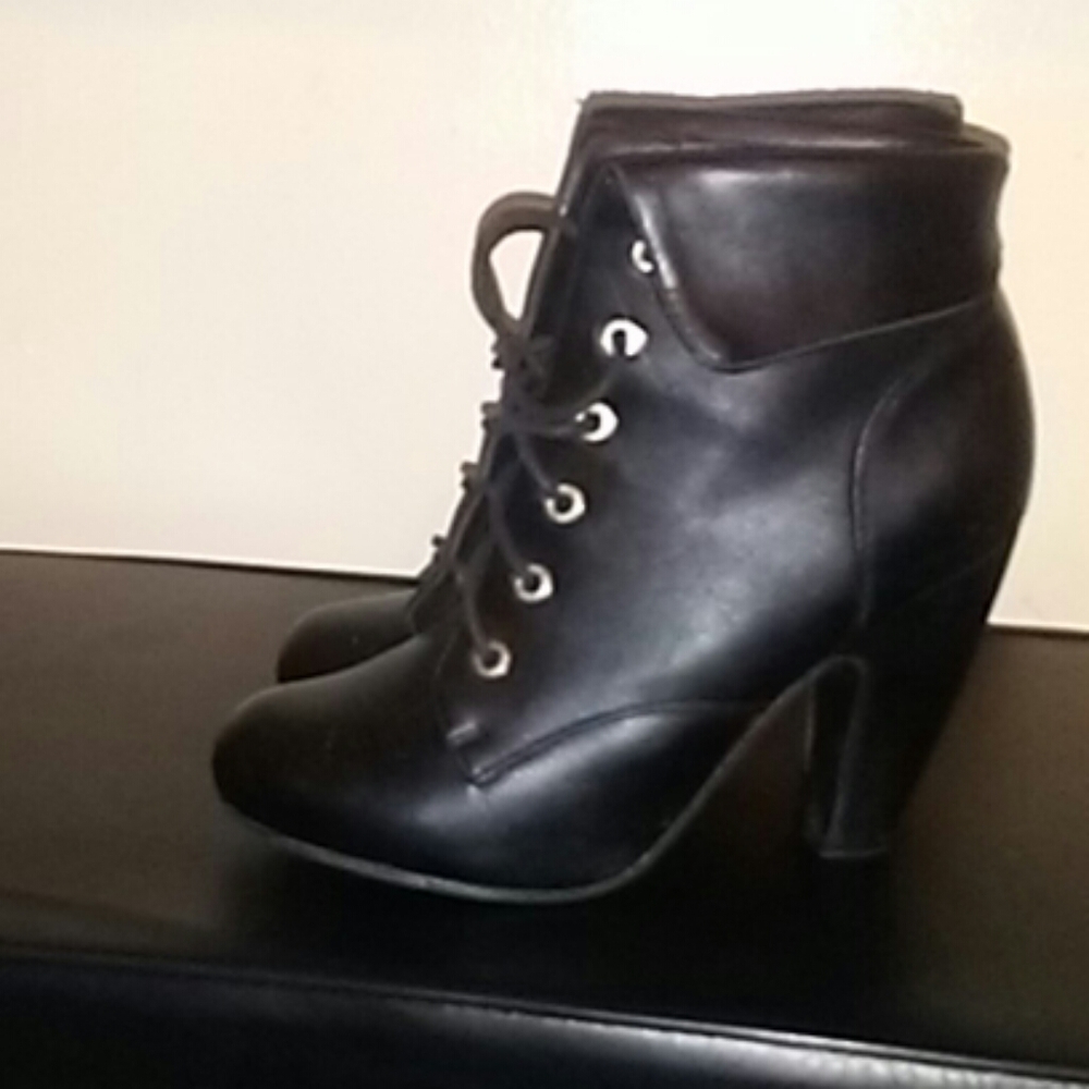Bamboo boots size 8 black ankle style